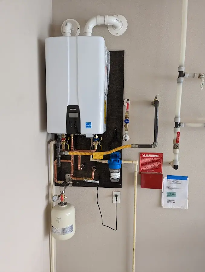 Professional plumber installing copper piping in a Keokea home